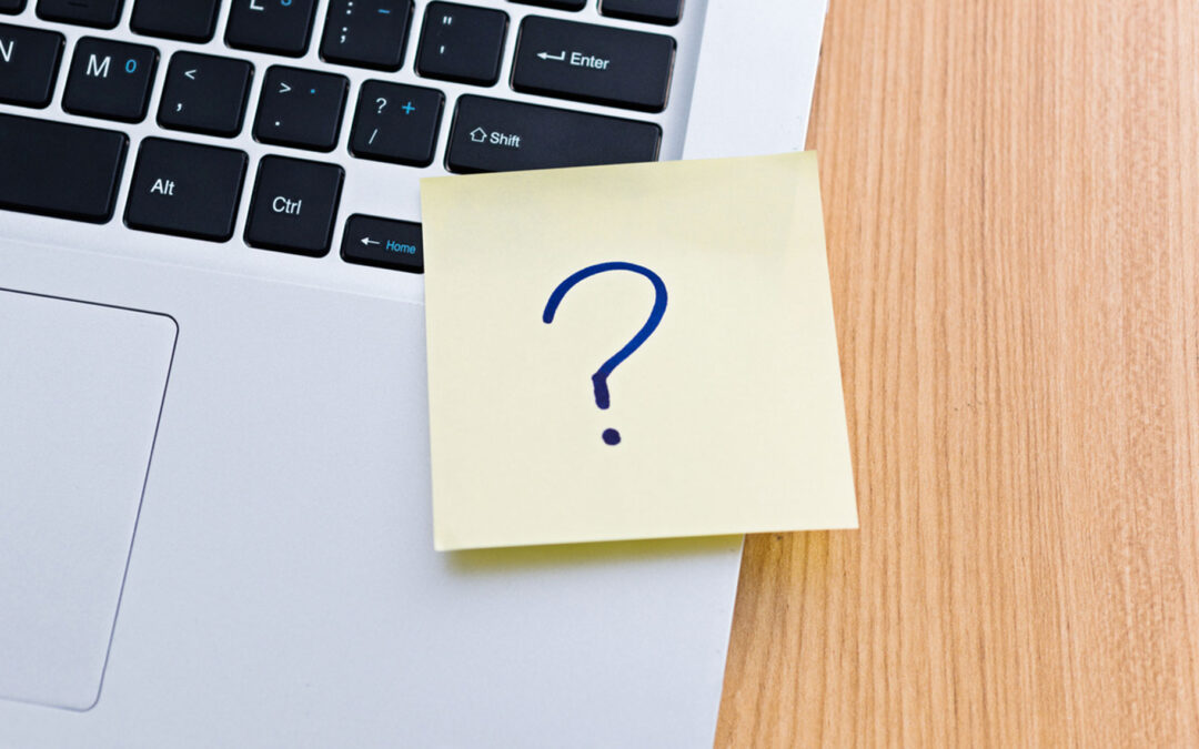 Post-it note with question mark on, placed on laptop