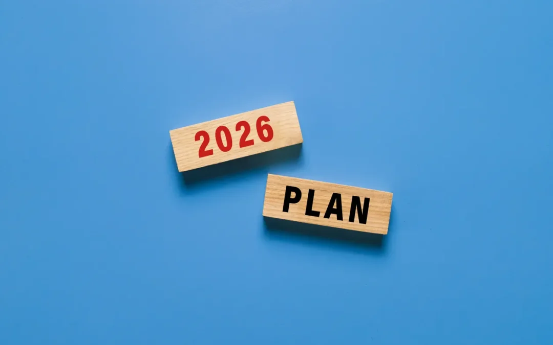 Wooden tiles showing ‘2026’ and ‘Plan’ on a blue background, representing planning for IT asset disposal in 2026.